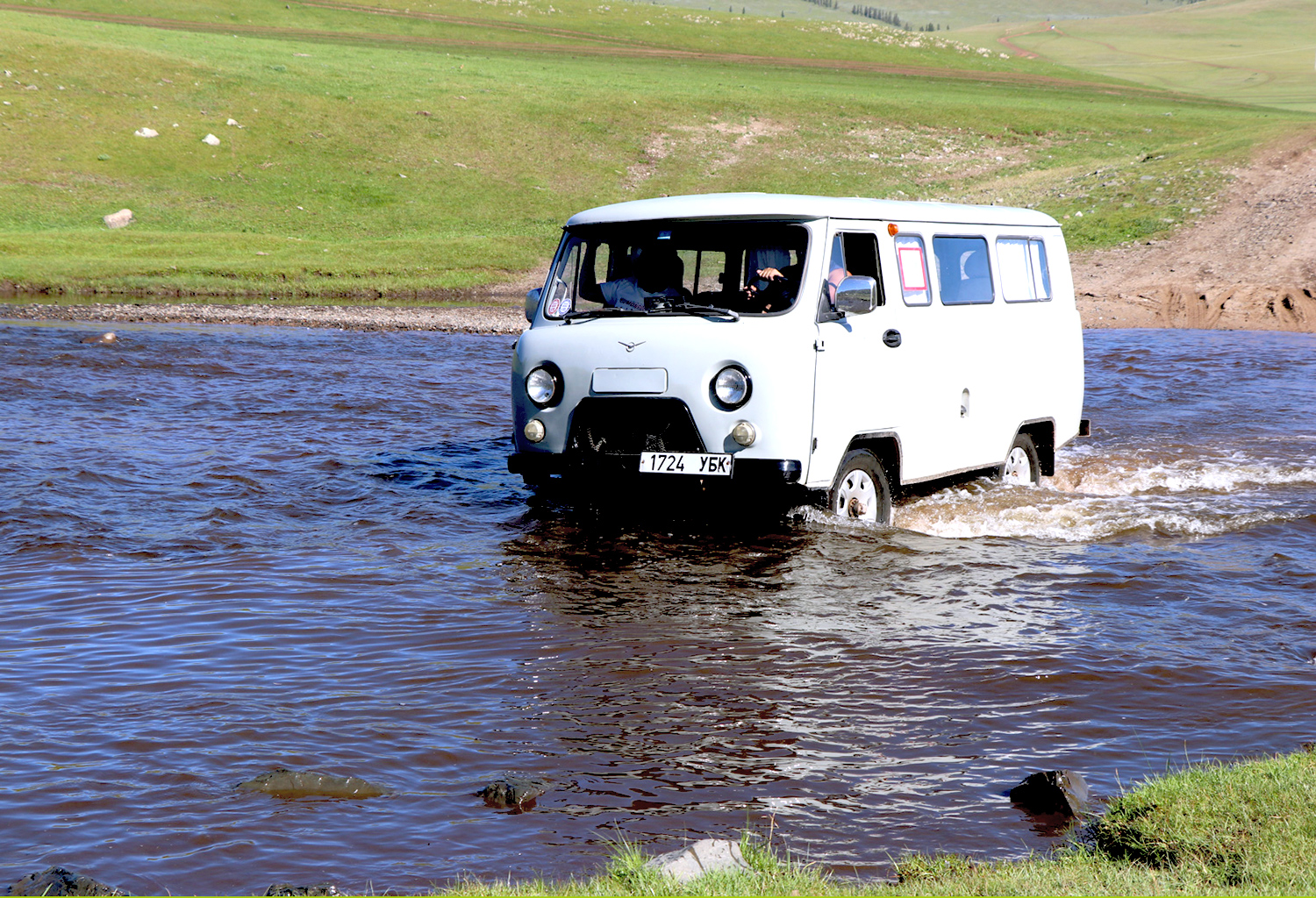 Uaz: cross river